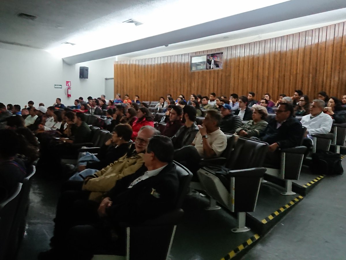 SSPublicaCDMX's tweet photo. Iniciamos con nuestra sesión en ponencia del Dr. Fernando Román, coordinador de Atención Prehospitalaria de la @S_SaludCDMX https://t.co/HKpMirg5Iq