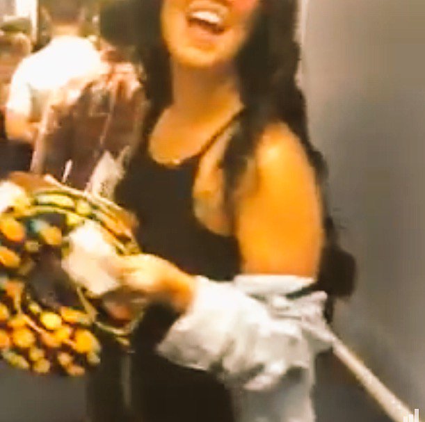 britneymagic1's tweet photo. Leaving on a jet plane ..to Vegas Again, Baby !!!!! https://t.co/cP6ppjrcEl