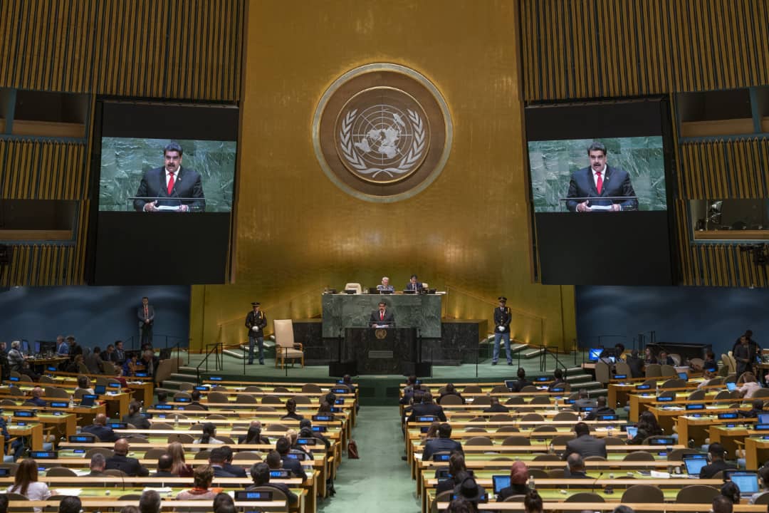 hugbelpsuv's tweet photo. ¡Clase de dignidad! La del Presidente @NicolasMaduro en el 73 Período de Sesiones de la ONU. #Venezuela sigue de pie. #VenezuelaAlzaSuVozEnLaONU https://t.co/UmWqkZHRwM