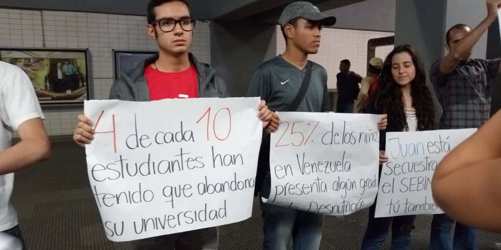 JovenesPJ's tweet photo. @JuanRequesens está secuestrado, pero también lo estamos todos los venezolanos por culpa de un régimen que recurre al control social para mantenerse en el poder #Requesens50DiasSecuestrado
#yomeniegoarendirme https://t.co/KW4h1uOfaV