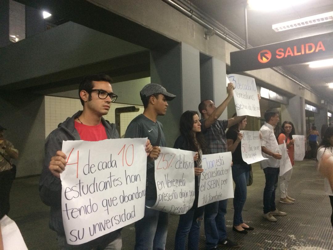 JovenesPJ's tweet photo. @JuanRequesens está secuestrado, pero también lo estamos todos los venezolanos por culpa de un régimen que recurre al control social para mantenerse en el poder #Requesens50DiasSecuestrado
#yomeniegoarendirme https://t.co/KW4h1uOfaV