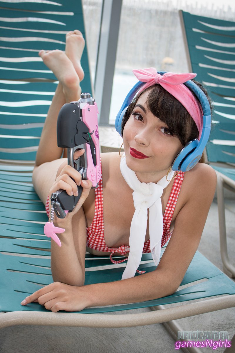 gamesNgirls's tweet photo. Even heroes need to take time to relax between matches 😉Beautiful #bikini #CruiserDva #cosplay by @starlitcosplay at @ColossalCon East! @PlayOverwatch #Overwatch #Dva #colossalconeast https://t.co/rdgljjjYKT
