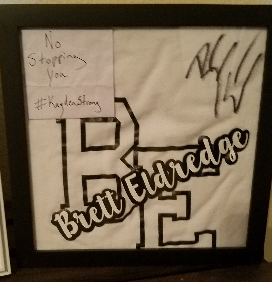mandamay91's tweet photo. All framed 😍😁☺ @bretteldredge #nostoppingyou #KaydenStrong #bretteldredge #countrymusic #keepsake https://t.co/ln0vi8GgaN