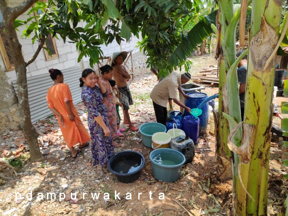 bantuan air bersih dari pemerintah kab purwakarta kepada warga yang membutuhkan