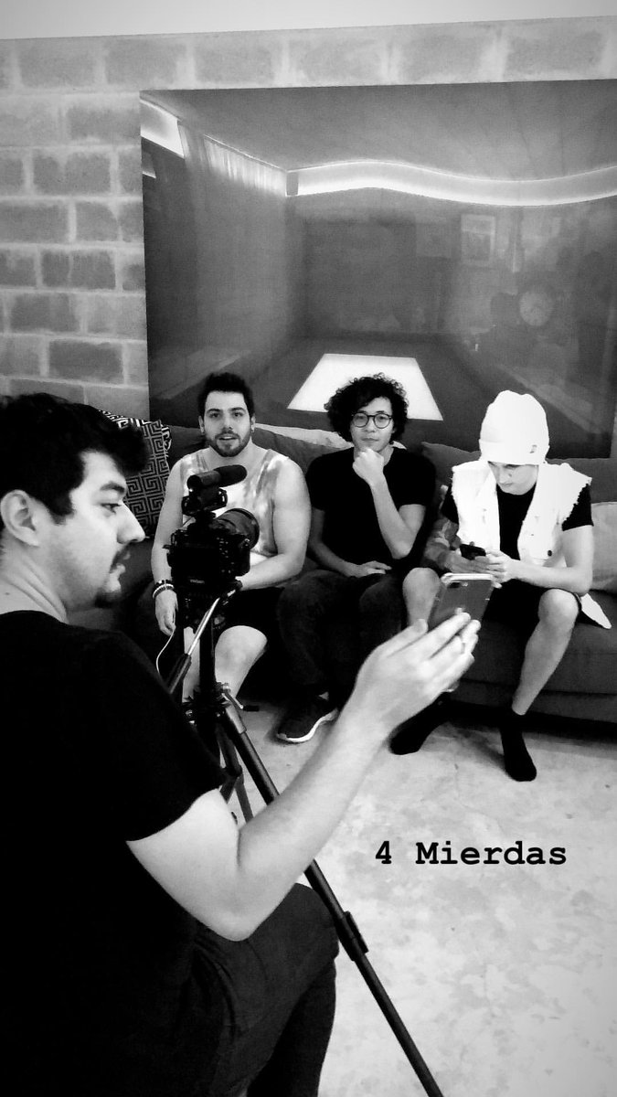 MinionDo_T3ddy's tweet photo. Eu vendo a trupe 20:07 reunida https://t.co/quftWkjesO