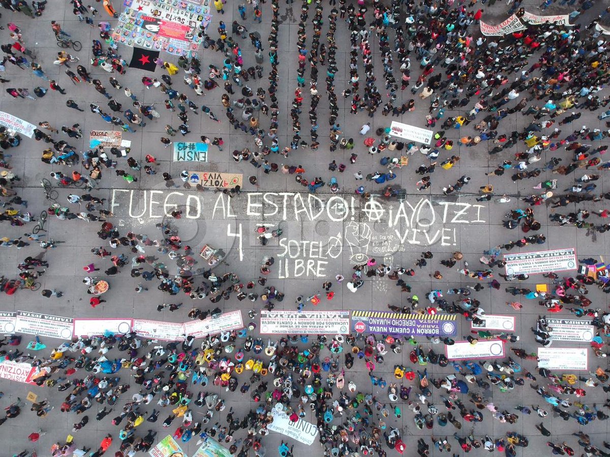 Reporte_Indigo's tweet photo. #Ayotzinapa4Años La palabra justicia retumba en la CDMX a cuatro años del caso Ayotzinapa; miles marcharon para exigir a las autoridades acciones claras y contundentes https://t.co/sDdlrClA3h https://t.co/GBkdcMlway