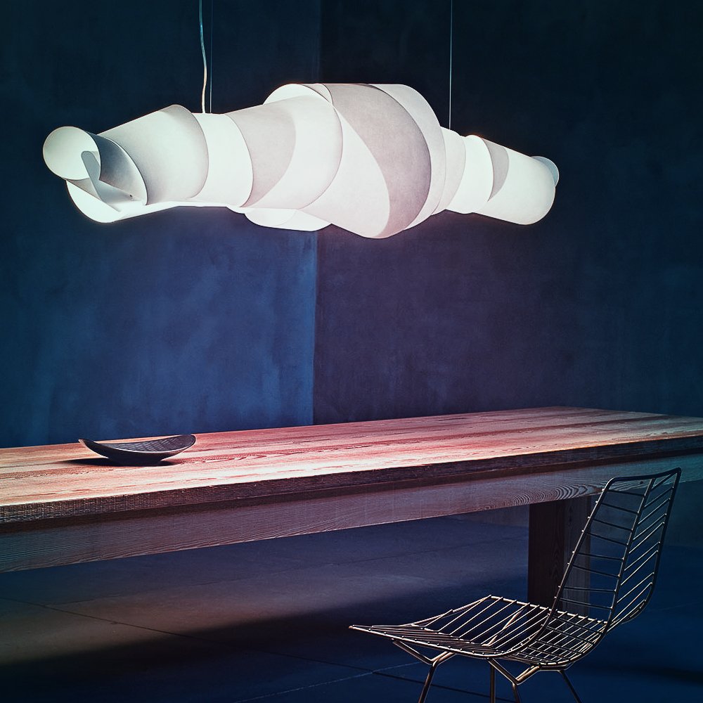 #EstiloCapuy
Una nube de papel. Un suave volumen suspendido, que evoca ligereza, alegría y calor. Jamaica, diseñada por Marc Sadler y Foscarini, es una lámpara de suspensión de fuerte impacto, en el que la poesía de la forma esconde un notable contenido técnico.
#Capuy #Foscarini