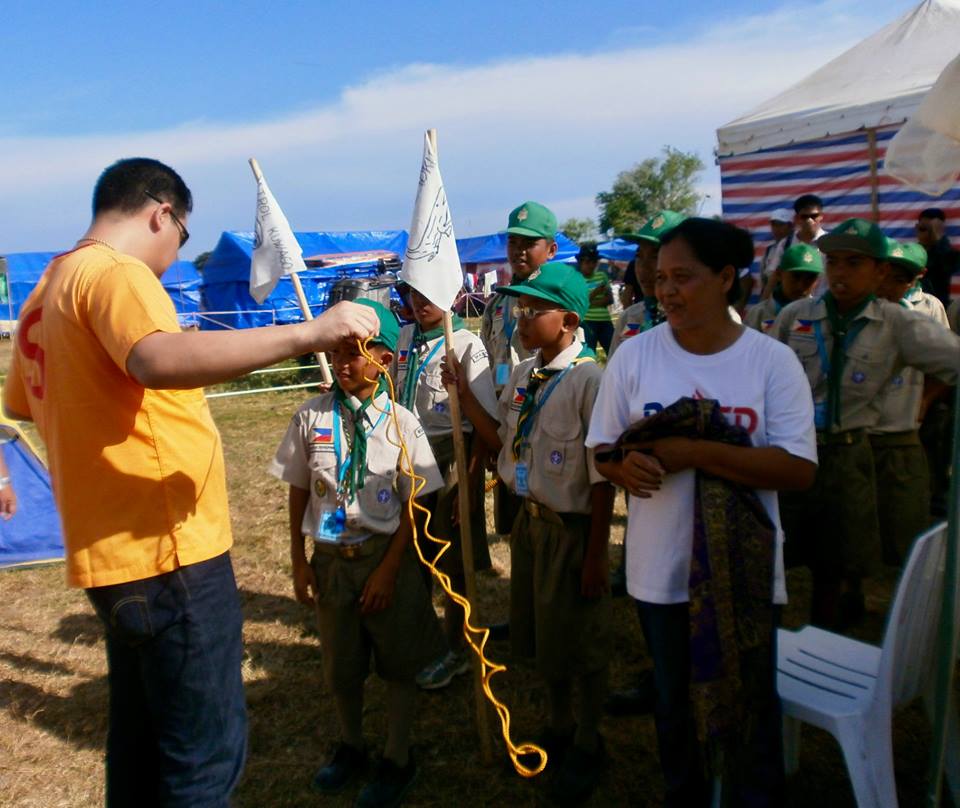 scottlanete's tweet photo. A throwback to September 2011… Me reverting to my Boy Scout self, remembering the scouting knots, and enjoying the company of the Boy Scout delegates from all over Masbate. ￼😁#BoyScoutRoots #AlwaysABoyScout #Throwback#Jamboree #Masbate #2011 https://t.co/ce2oXittNo
