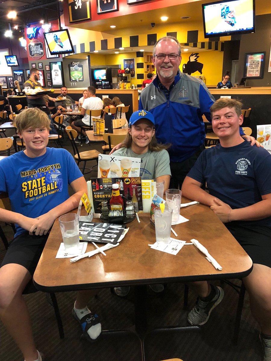 jpeckjr's tweet image. These 3 guys are the epitome of Trojan football. They all know their roles and embrace it . It’s not all about being the greatest football player ever. It’s about being a great teammate and great young men . These 3 fit that bill . Thanks for all you do for Trojan football #1MR