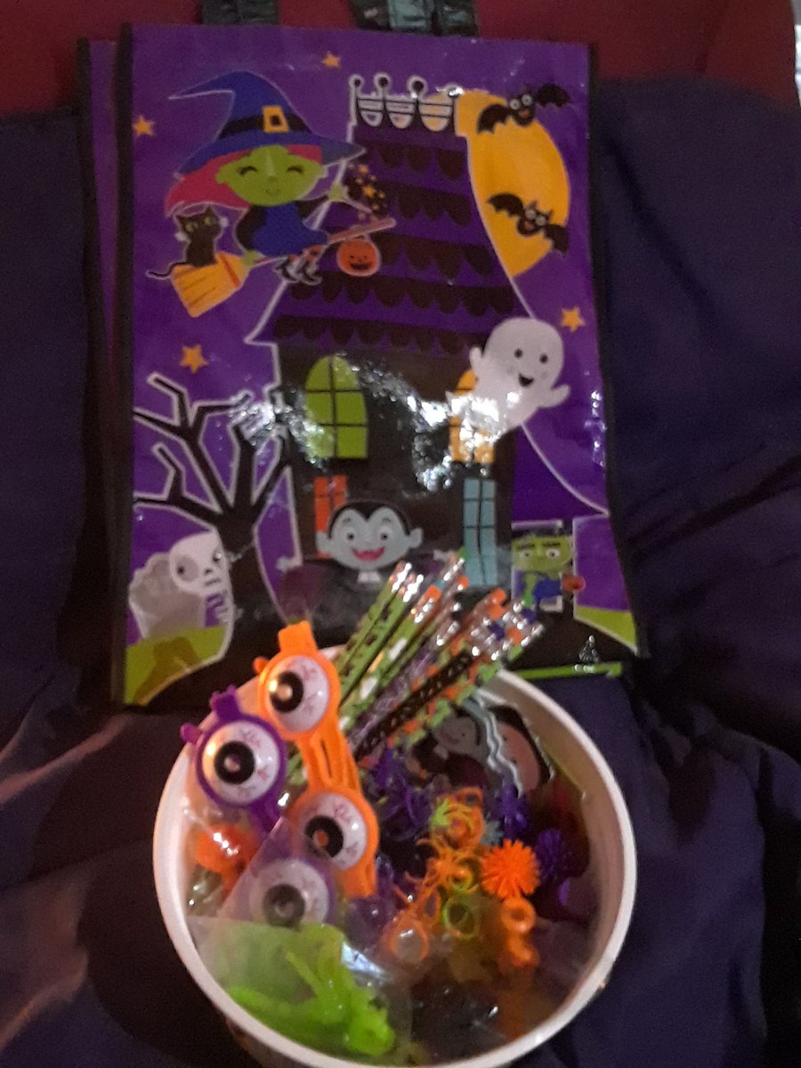 JangHoonLuv's tweet photo. @foodallergypi Just received my winning package❣Thank you SO much! Using the tote to carry books I read to 1st grade, & to disperse the toy goodies at Halloween!🎃 (I also tell students to keep small toys away from babies & pets)🤗 #candyalternative #Allergyfreefun https://t.co/taIW6YLvNX