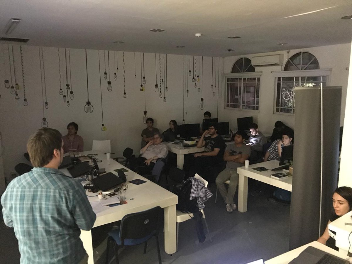 ajviera_'s tweet image. Mission complete. 😁 Segunda edición del #FlutterStudyJam del @gdgbsas finalizada y super contento de poder compartir con la comunidad lo que se de @flutterio (aunque no sea mucho 😋), nos vemos en el #DevFest18 para la última entrega, la cual la daremos junto a @geekmz. 🤯