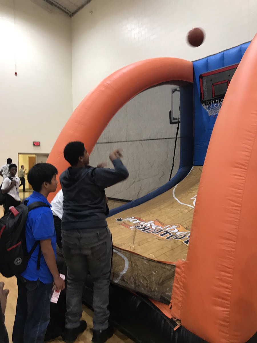 RVHSScholars's tweet photo. The @rvhs #rvreads2018 Summer Reading Carnival was so much fun. Thanks @DrFoxworth for supporting this amazing day! https://t.co/pCBTWxcOay