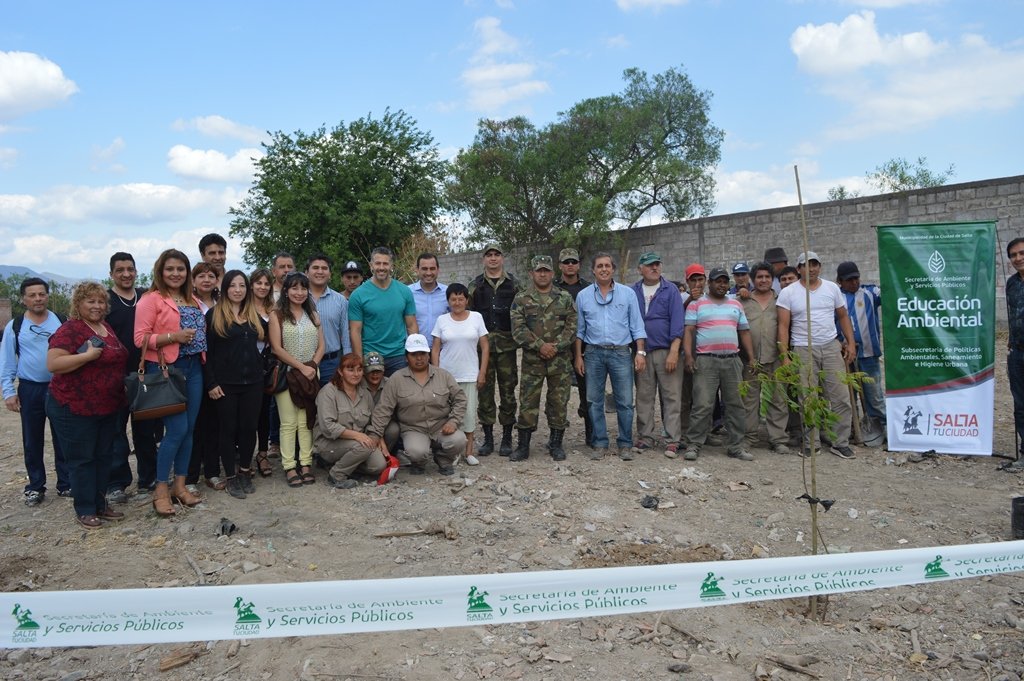 AmbientemuniSa's tweet photo. ✅ Continuamos recuperando espacios verdes en la ciudad.

🌳 Luego del saneamiento del predio en barrio Santa Lucía, hoy plantamos árboles junto a vecinos comprometidos con el ambiente.

#SaneamientoRioArenales
#EntornosSaludables

https://t.co/gqBiTk8xdf https://t.co/ywEklQaqFu