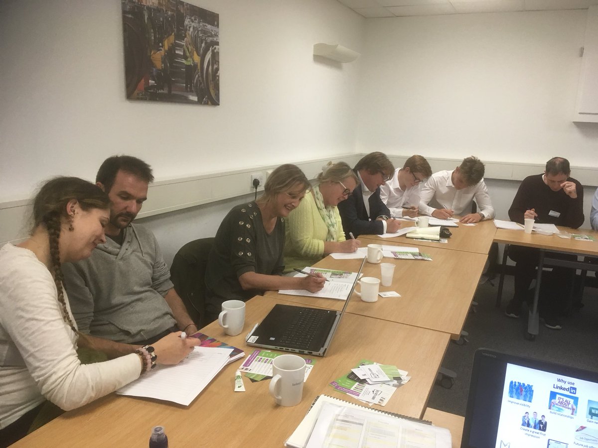 makeyourmuk's tweet photo. Full house at our #LinkedIn workshop tonight for @DNBizSupport @DNChamber #doncasterisgreat #business #networking https://t.co/09Cww9GyCA