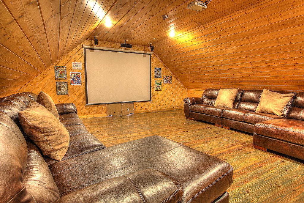 Maples_Ridge's tweet photo. Rainy days call for a good movie on the big screen! Creekside Lodge has  the perfect theater room for you and your family to enjoy! https://t.co/C1aJ22olEo