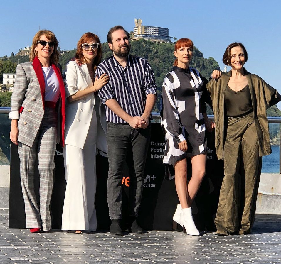 Filmaffinity's tweet photo. #Quiéntecantará de #CarlosVermut encandila a crítica y público en San Sebastián #SSIFF2018

https://t.co/ym7plEB6Ug

Ovación unánime para la última cinta del director que ya conquistó la Concha de Oro en en el 2014 con "Magical Girl".

Se estrena en cines el 26 de octubre. https://t.co/ws1QTltDUl
