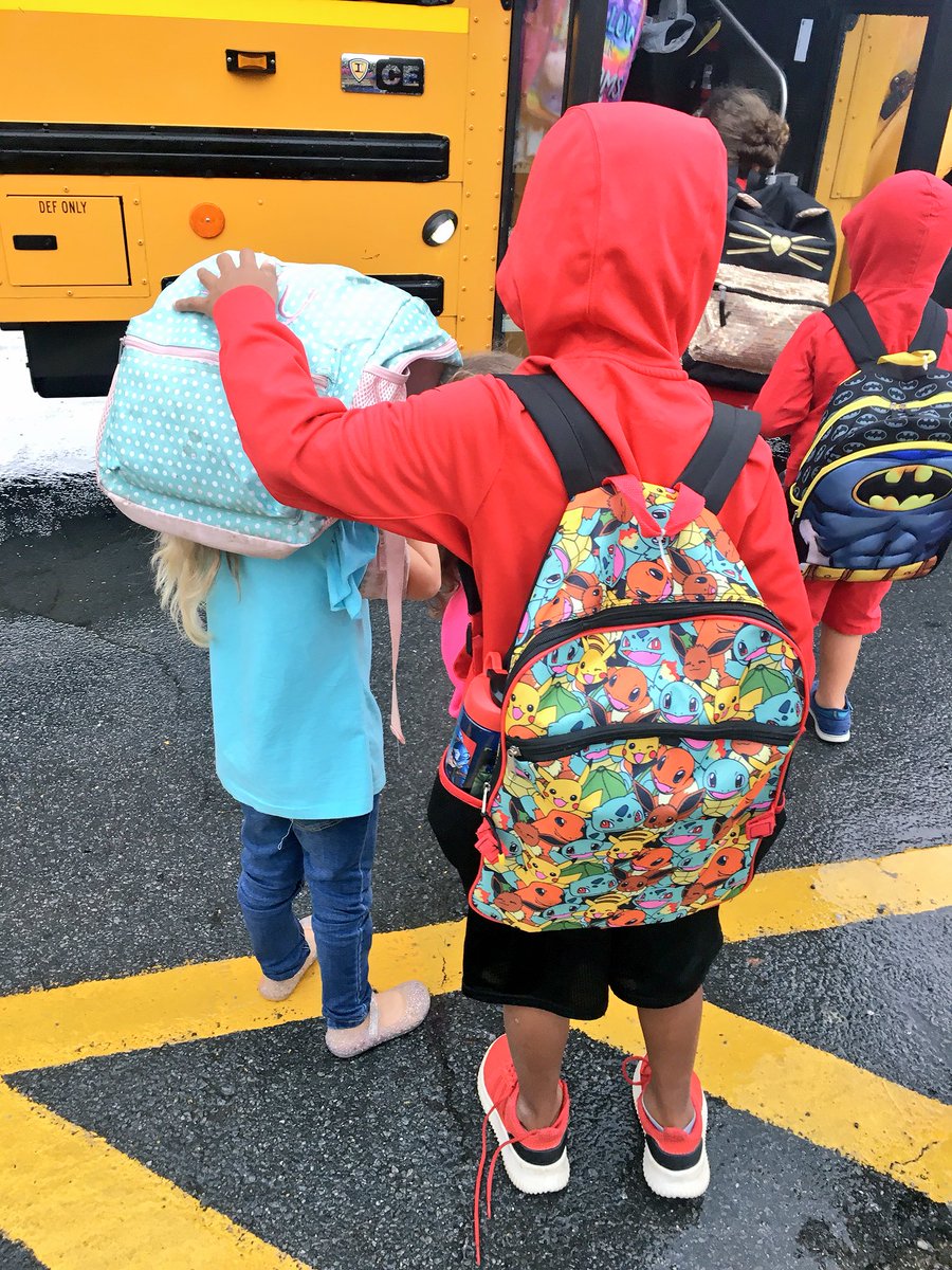 PPSDragons's tweet photo. When it’s raining while you walk to the bus and a friend helps keep you dry! ❤️ #KindnessMatters #babydragons https://t.co/yuEDJgxmHL