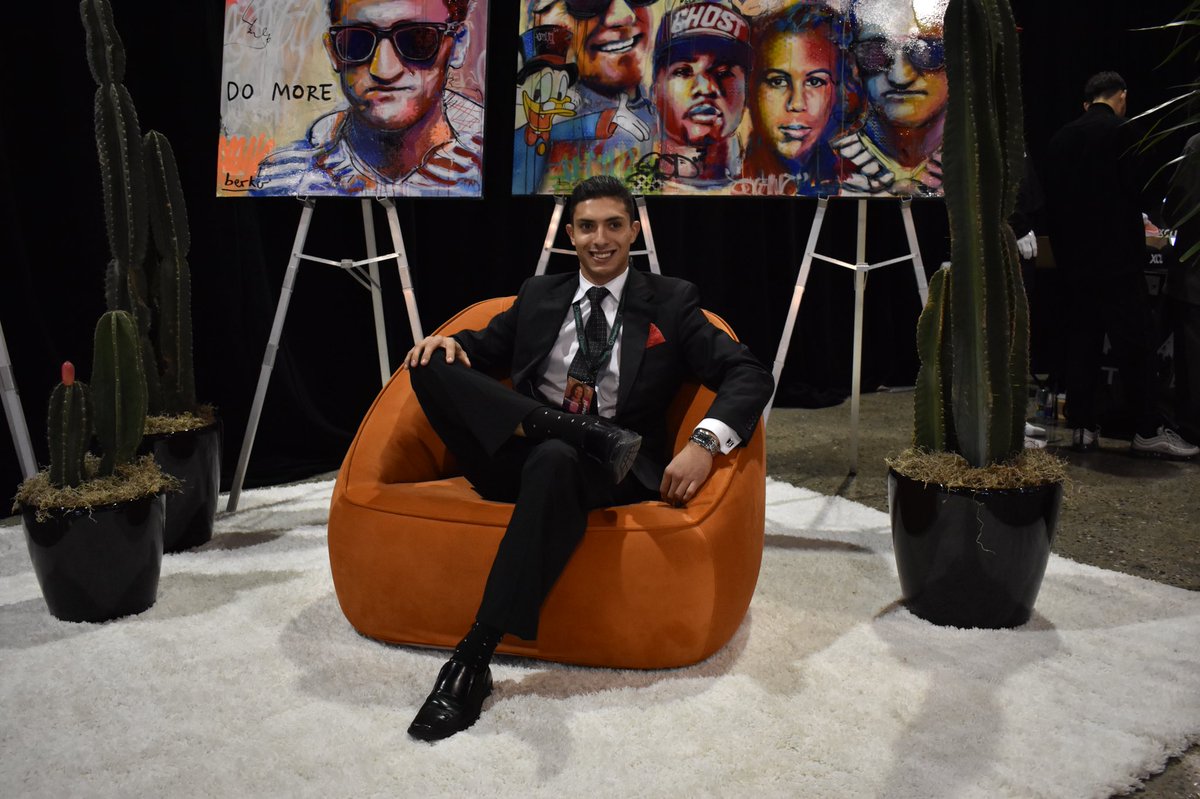 Expandify's tweet photo. Thank you to @influenceorbis for the the amazing conference... and the comfy chair! 

#Influencemtl2018 #Influencemtl #Influenceorbis https://t.co/ccJorXxEi1