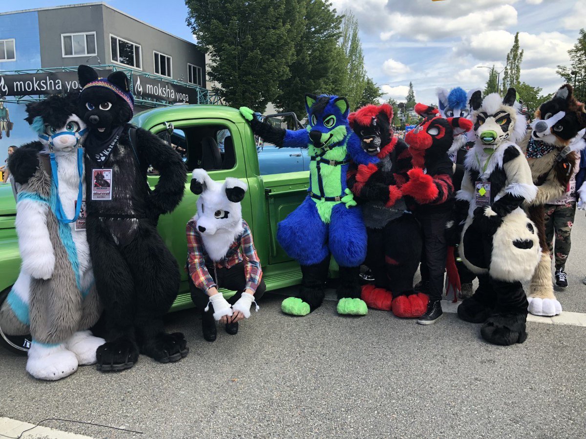 Looks like the pack is all here!

🗺 Hats off Day, Burnaby, BC
📸 @FoxCouncil 
🔗 maxwolf.events/hats-off-day-2…

#WolfWednesday #Furry #Fursuit #PublicFursuiting