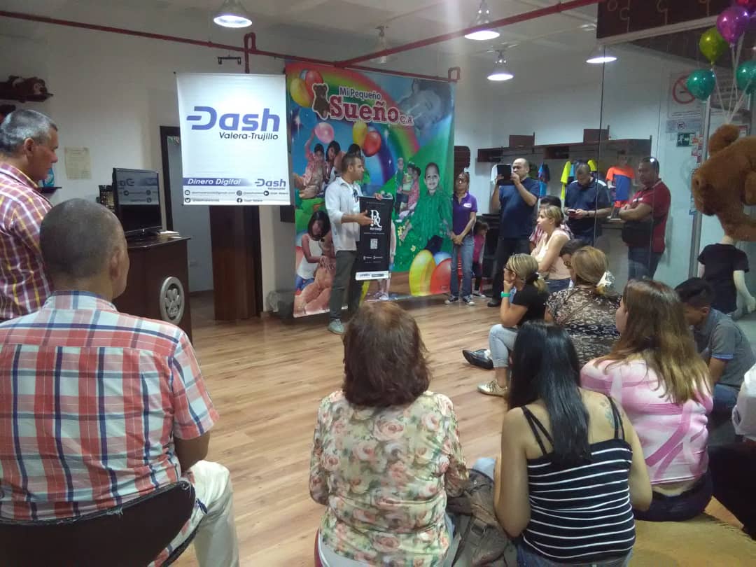 dashvaleravzla's tweet photo. En nuestras actividades de capacitación sobre #Dash y el mundo #Blockchain todos compatimos nuestras experiencias y cultivamos la semilla del futuro financiero gracias al apoyó de nuestros @dashmasternodes @Dash_Venezuela @dashcaracas 
#DigitalCash
#cryptocurrency
#DashNation https://t.co/LIs6DkofjP