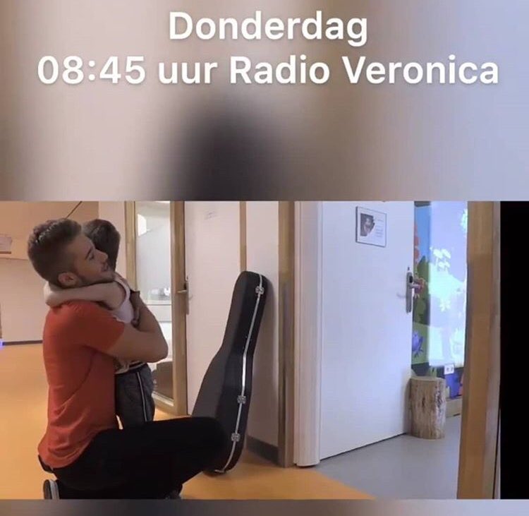Morgen bij <a href="/Giels/">Giel Beelen</a> op <a href="/radioveronica/">Radio Veronica</a> ! 08.45 uur staat @bramboender_HOT op de speelplaats om zijn nummer voor Mirre te zingen. Wij zijn heel erg benieuwd. Jullie ook?