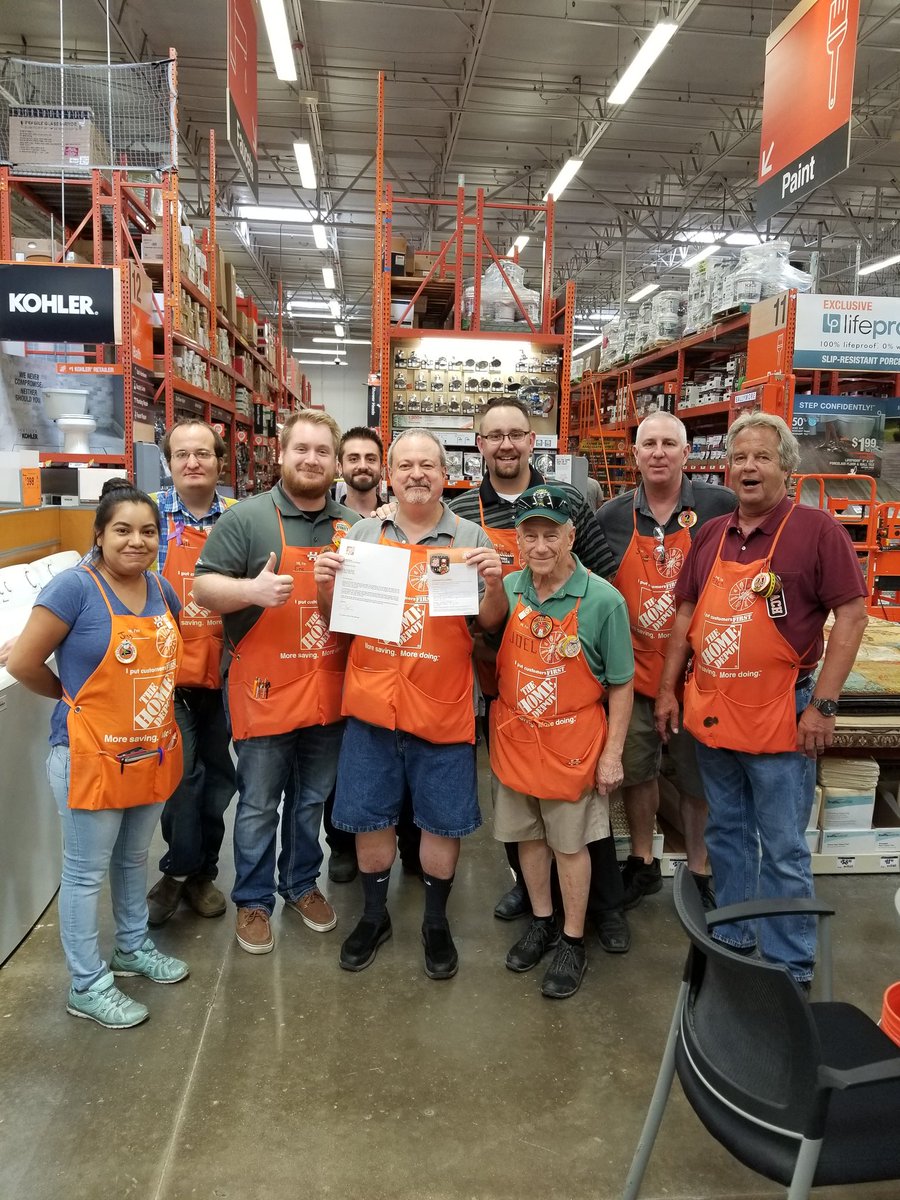SSouthernthd's tweet photo. A huge shout out and congratulations to Tom Giarratano. Today he received a Homer Award for exceptional customer service from Craig Menear!!! #team472 @AndrewJensen66 @kgrantHD472 @JayyRGuiza @Armando_G_472 @jacki_mccord @rebekahbunn5 #D130Driven https://t.co/tehtTUyVb8