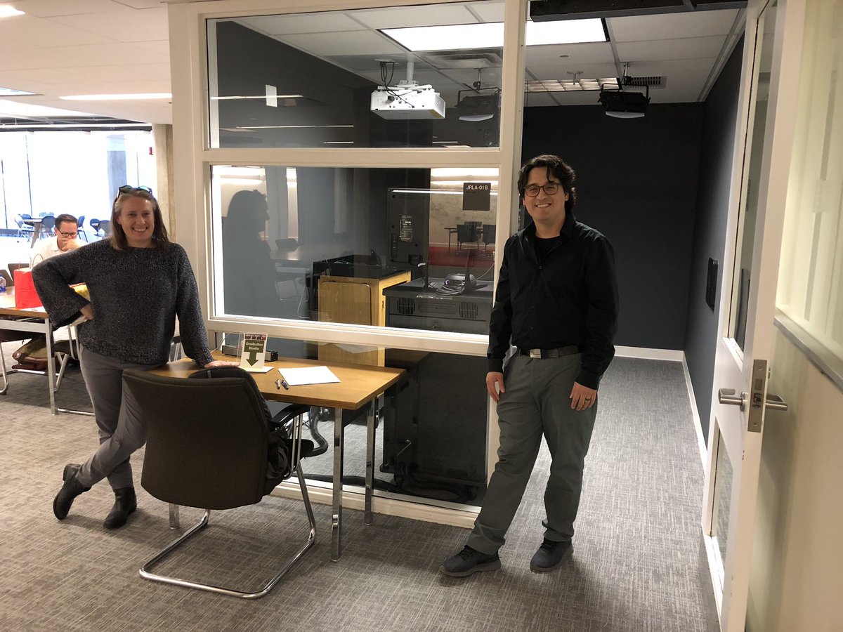 UChicagoLibrary's tweet photo. IT Services staff are promoting their resources in Regenstein Library today at Library Boot Camp too! Students are visiting the TechBar and the new OneButton Studio on the A Level. #librarybootcamp #oweekuchicago @UChicagoITS https://t.co/EMn6c3zkY2