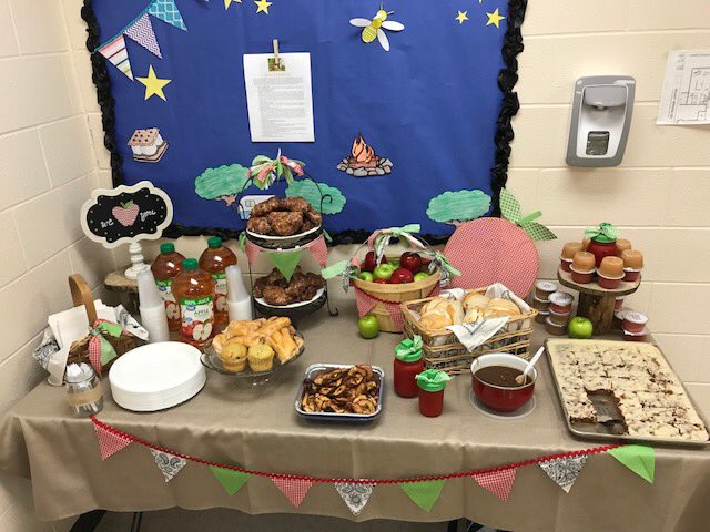 jen_driver1's tweet photo. Johnny Appleseed day at MVES! Thank you to the FUN (Faculty Unity and Networking) Committee for putting together such yummy treats!#mvtigertribe #happycampers @MtVernonISD @mtvernones https://t.co/dXpzASogcG