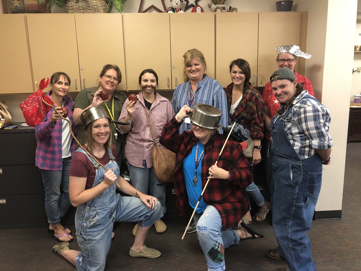 jen_driver1's tweet photo. Johnny Appleseed day at MVES! Thank you to the FUN (Faculty Unity and Networking) Committee for putting together such yummy treats!#mvtigertribe #happycampers @MtVernonISD @mtvernones https://t.co/dXpzASogcG