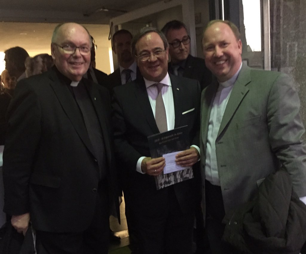 Stadtdechant's tweet photo. Eröffnung der Lichtnstallation am #KölnerDom mit #Ministerpräsident Laschet und #Dompropst Bachner. https://t.co/7I5lZ1J4lO