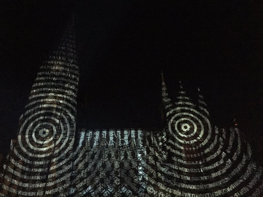 Stadtdechant's tweet photo. Eröffnung der Lichtnstallation am #KölnerDom mit #Ministerpräsident Laschet und #Dompropst Bachner. https://t.co/7I5lZ1J4lO