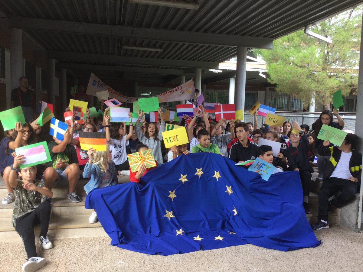 llumpauc's tweet photo. Els alumnes de l’IES Cotes Baixes celebren el Dia Europeu de les Llengües ⁦@IESCotesBaixes⁩ https://t.co/LDJMUprGhr