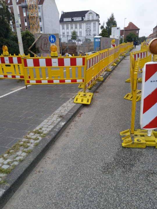 Dank Baustelle "Wiker Tor" ist der Gehweg in der Mercatorstraße nicht mehr barrierefrei. Da hier öfter Rollstuhlfahrer lang müssen, ist das echt unschön. <a href="/stadt_kiel/">Landeshaupstadt Kiel</a> kann man da was machen?