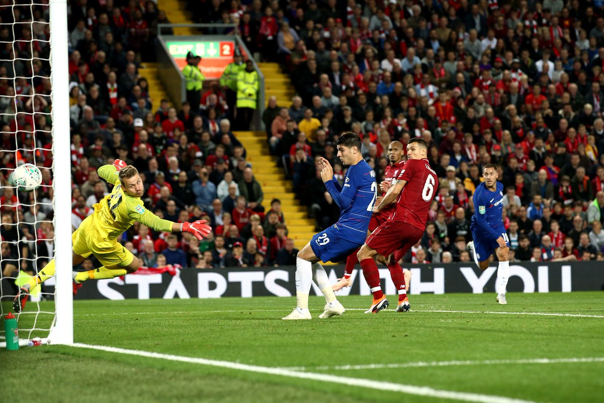 ChelseaFC's tweet photo. .@hazardeden10:  'I spoke to N'Golo on the bench, and he said he didn't want to take a penalty so you have to score!' 👏 #LIVCHE https://t.co/XU3BGfP5pd