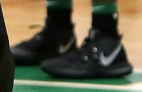 StatLine247's tweet photo. @brkicks @gordonhayward Kyrie 5 in the back?! #KicksInterest https://t.co/wF4XBl1psY