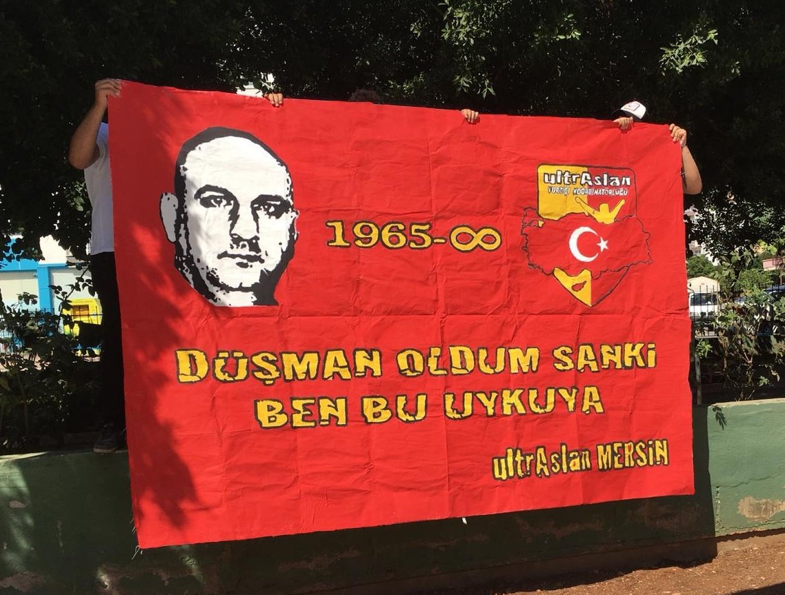uAMersin33's tweet photo. DÜŞMAN OLDUM SANKİ 
BEN BU UYKUYA...

BÜYÜK GALATASARAYLI Alpaslan Dikmen’i aramızdan ayrılışının 10. yılında sevgi saygı, özlem ve rahmetle anıyoruz.

#ultrAslan #AlpaslanDikmen
#uAYurtiçi #uAMersin https://t.co/SLDbIcWcyM