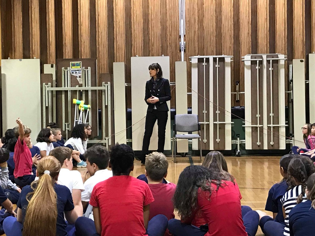 Edinburgh_EMSB's tweet photo. . @EnglishMTL Merci, Mme @Kathleen_Weil, d'être venue discuter #PolQc avec nos élèves du 3e cycle et répondre à leurs questions. L'école Edinburgh est fière de ses futurs citoyens! https://t.co/dg1FBa6K0Z