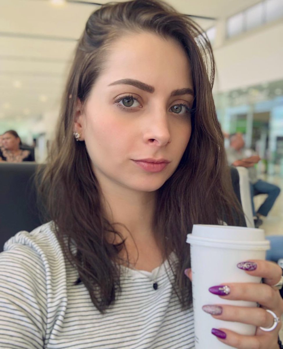 Miércoles, ombligo de semana, café.