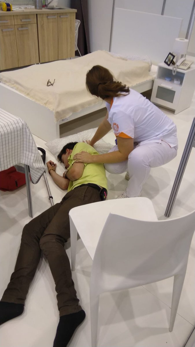 Lianne_Muis's tweet photo. Wauw Shirley wat was jij in topvorm op dag 1 @WorldSkillsNL. Wat een supernurse. De wedstrijd bestond vandaag oa uit casus waar de patiënt een insult kreeg, een diabetespatient en stomazorg. #trots @MBOUtrecht @stantoniusz https://t.co/anJutAYR8B