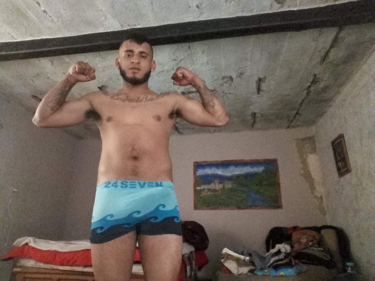 Heteroscheated's tweet photo. Mientras conversamos le pregunté que si sería capaz de estar con dos hombres y una mujer, me dijo que si🤗 será que se deja?
Rt🔁 y Fav❤ para ver más contenido. https://t.co/wyzBVyDHIs
