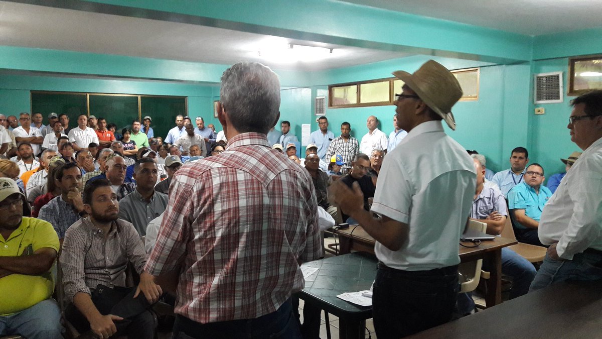 AncaDigital's tweet photo. "La producción de soya, sí es posible". Así quedó claro en este día campo organizado por Fondesoya, en Turén, que inició con destacadas ponencias en la sede de @asopruat y luego se hizo una evaluación del cultivo en lotes de productores aliados.
#Fondesoya #Turén #26Sep #ANNCA https://t.co/uRQlJkLnVw