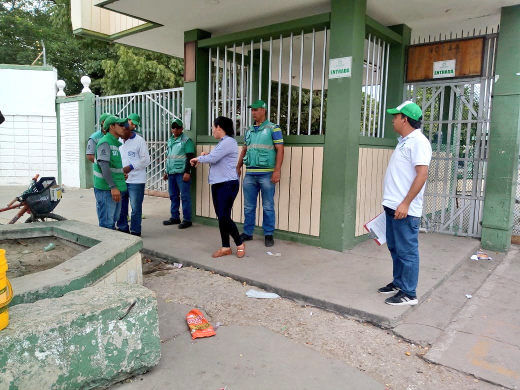 ControlUrbanoBq's tweet photo. @alcaldiabquilla Al mismo tiempo que capacitamos a los jóvenes de las instituciones del distrito, con @PoliciaBquilla hacemos recorridos por las diversas localidades identificando los vendedores que están en los accesos de los centros educativos y hacemos Control del espacio público. #Urbanitos https://t.co/FW2n6U2aHS