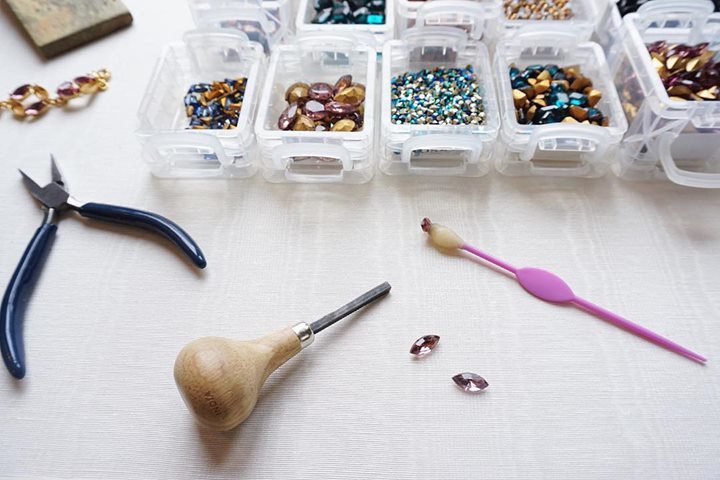 lillidokken's tweet photo. Hand-setting alllll the stonessss💎This part of the process is hard because I’m so tempted to show you all the new styles... Coming soon! #lillidokken #bts #lillidokkenstudio https://t.co/dUCPSvQvVN