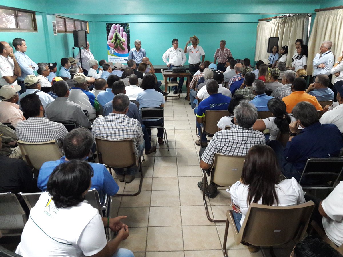 AncaDigital's tweet photo. "La producción de soya, sí es posible". Así quedó claro en este día campo organizado por Fondesoya, en Turén, que inició con destacadas ponencias en la sede de @asopruat y luego se hizo una evaluación del cultivo en lotes de productores aliados.
#Fondesoya #Turén #26Sep #ANNCA https://t.co/uRQlJkLnVw