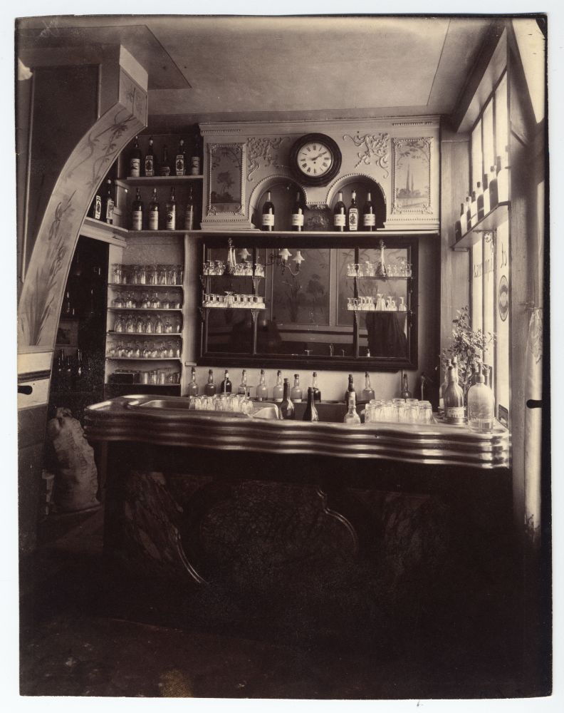 secretcinema1's tweet image. Marchand de vin rue Boyer, 1910-11, Eugene Atget
Nancy Bellamy’s Bedroom, New York, 1961, Diane Arbus
Sugar Bowl Restaurant, Gaylord, Michigan, 1973, Stephen Shore
Warehouse, 2000, Mitch Epstein
#emptyrooms #photography #Interiors