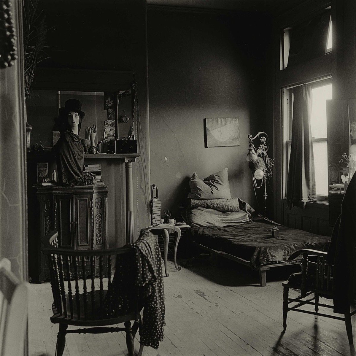 secretcinema1's tweet image. Marchand de vin rue Boyer, 1910-11, Eugene Atget
Nancy Bellamy’s Bedroom, New York, 1961, Diane Arbus
Sugar Bowl Restaurant, Gaylord, Michigan, 1973, Stephen Shore
Warehouse, 2000, Mitch Epstein
#emptyrooms #photography #Interiors