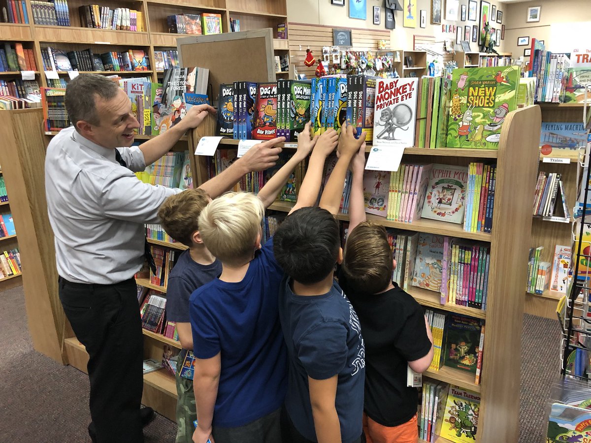 AndersonsBkshp's tweet photo. 4 local 2nd graders who won a contest at school stopped in to shop for books today! They were big fans of #DavPilkey #DogMan series and they impressed us with their skills during a staff-vs-second-graders flossing contest ❤️📚 #naperschool #weliveforthisstuff #SeenInOurStore https://t.co/xBZmjbDaBi