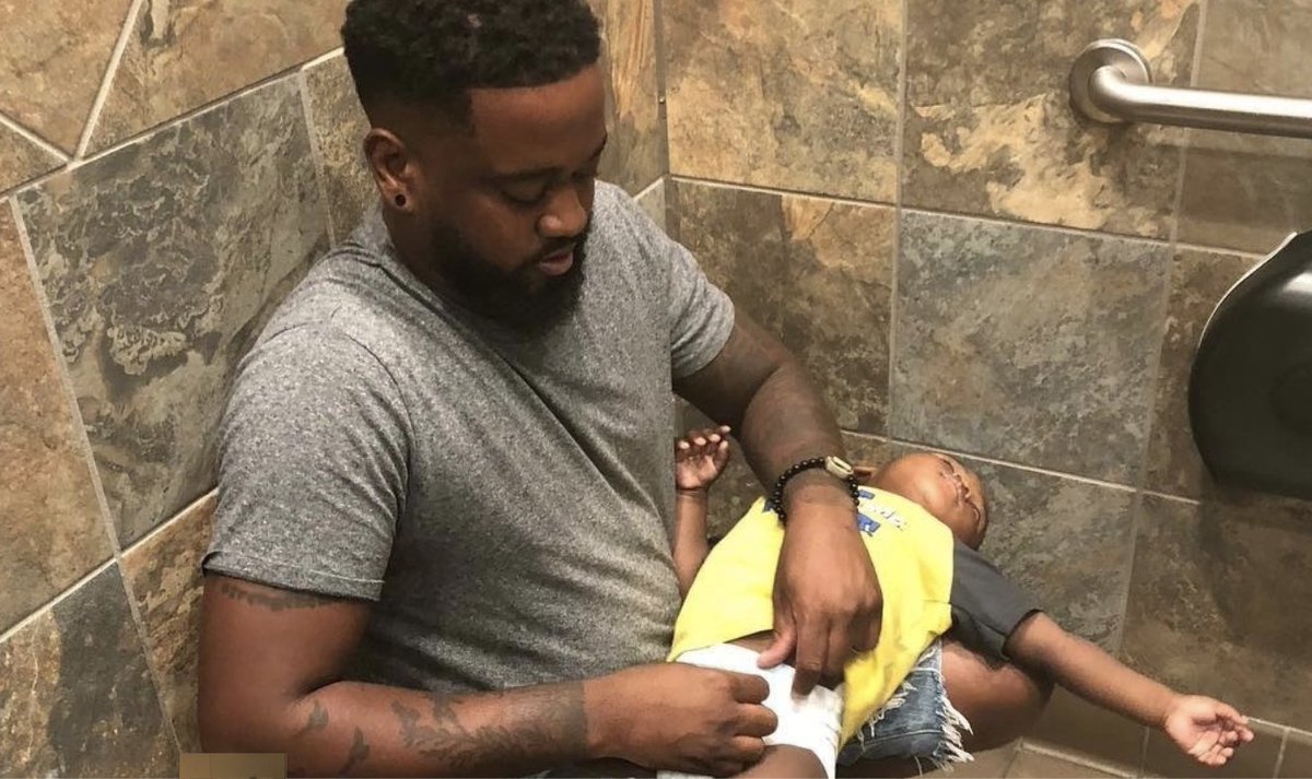 MotherlyMedia's tweet image. These #viral photos prove dads need #changingtables, too: trib.al/zkOgzHL