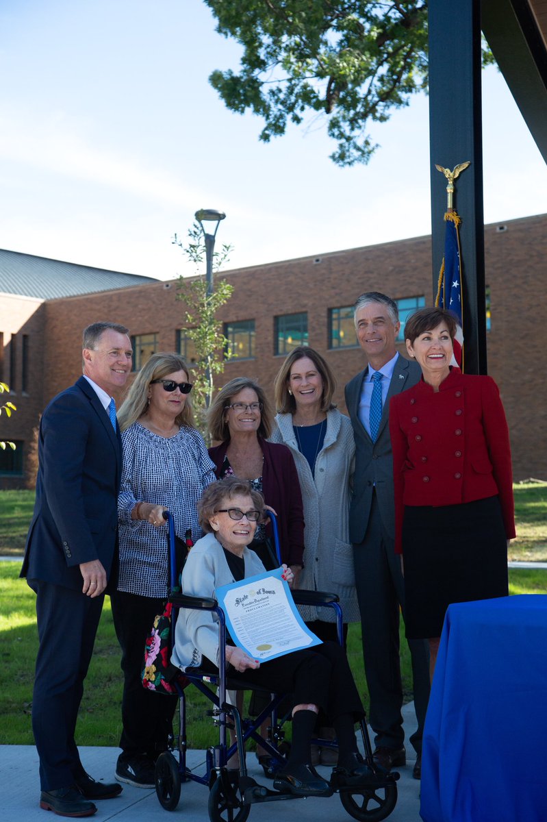 DrakeUniversity's tweet photo. On what would have been Governor Robert Ray’s 90th birthday, @IAGovernor Kim Reynolds declared today Governor Robert D. Ray Day. 

Drake students, faculty and staff celebrated on the Ray Promenade with Ray’s favorite treat, peppermint ice cream. https://t.co/A5PrGwPQ96