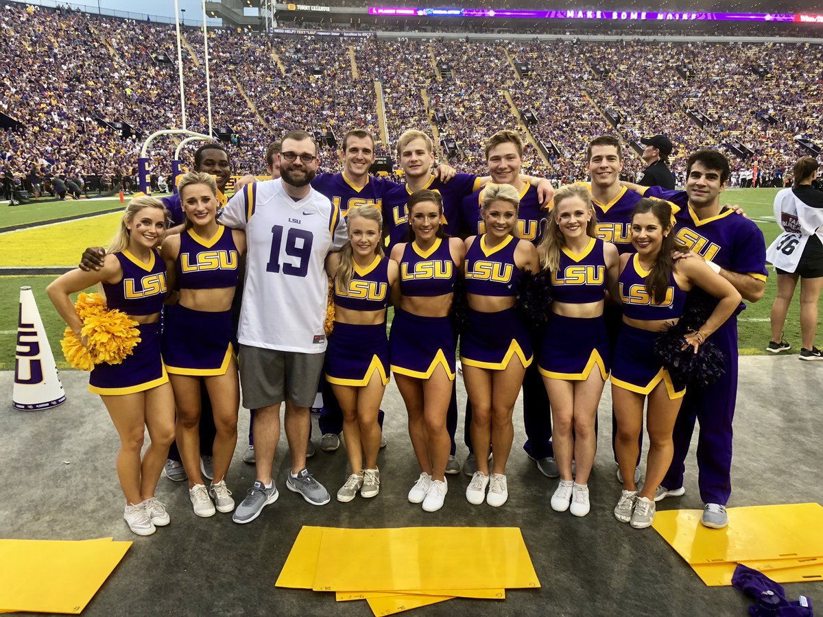 DreamTeachersLA's tweet photo. Did you see the Louisiana State Teacher of the Year being honored on-field at the @LSUfootball game? It was awe-inspiring. #LAED #LASTOY #LouisianaTeachers #ThankATeacher https://t.co/vomFLmPQEU